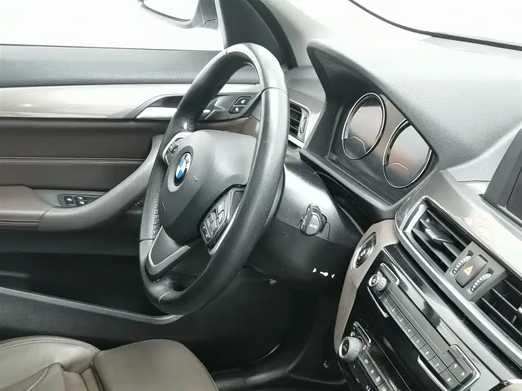 BMW X1 2018 sDrive18Li Premium Model фото 22