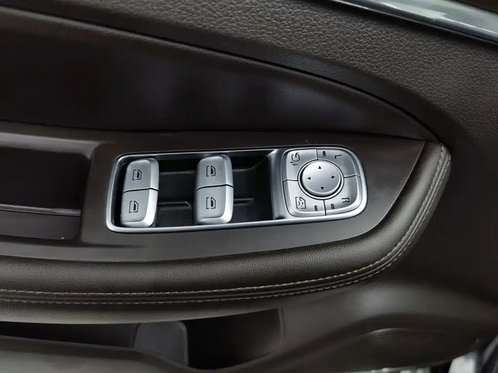 Фото 9 - Roewe RX8