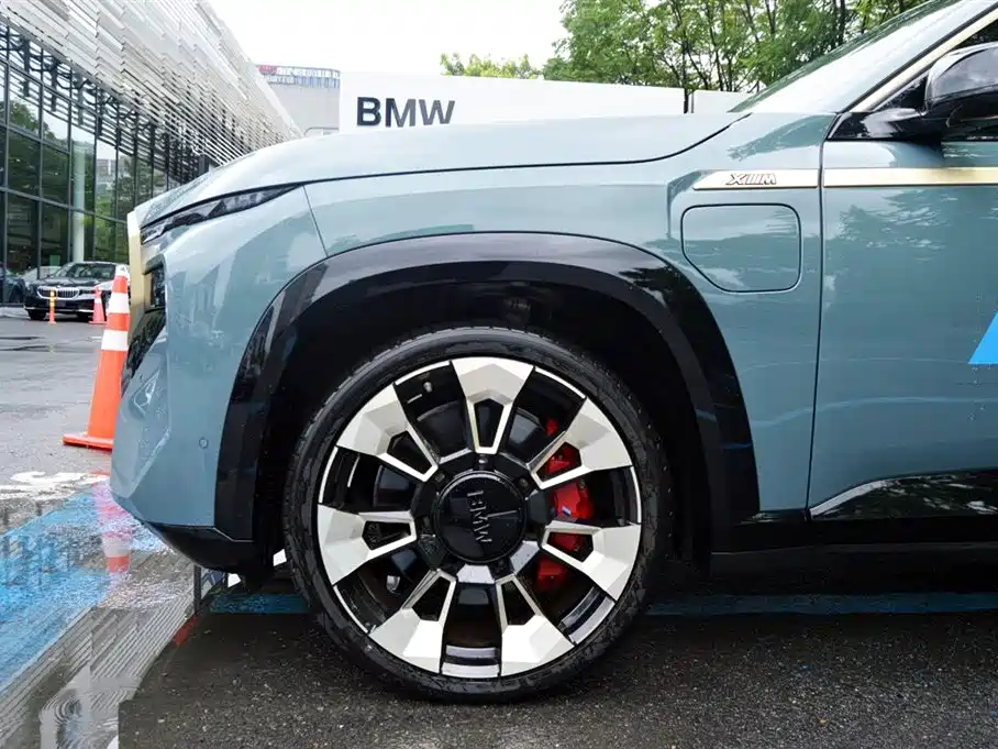 BMW XM 2023 Model Base фото 16