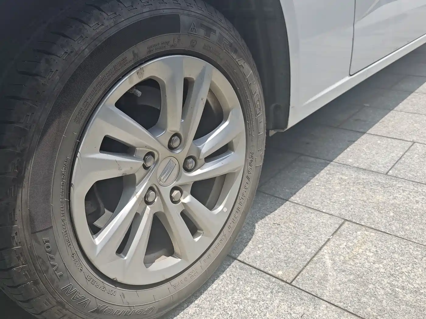 Link Tour Auto Lingtu E-M8 2024 2025 320km Luxury Edition 9-Seater