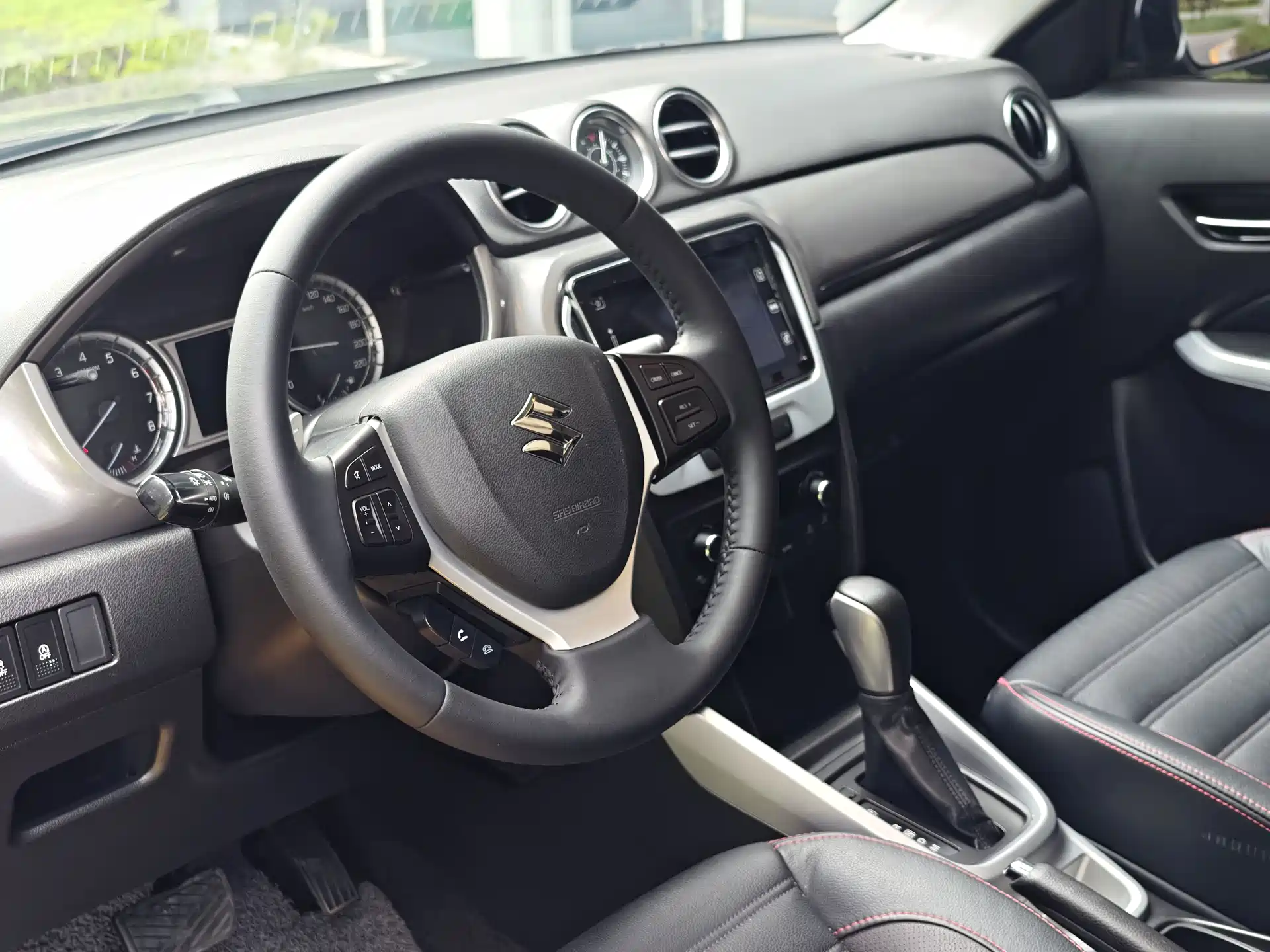 Фото 14 - Suzuki Vitara