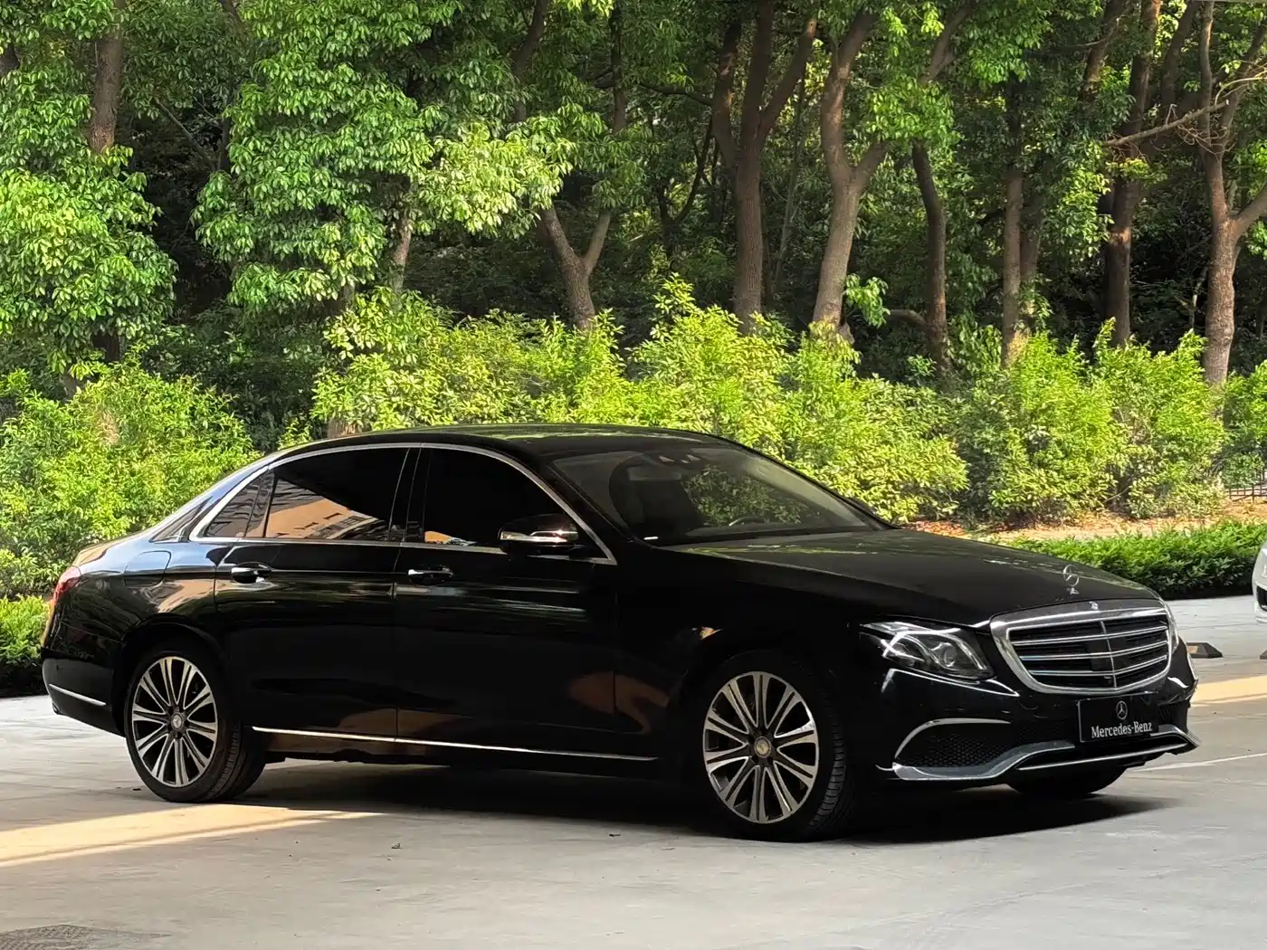 Mercedes-Benz E-Class 2017 Model E 320 L 4MATIC фото 3