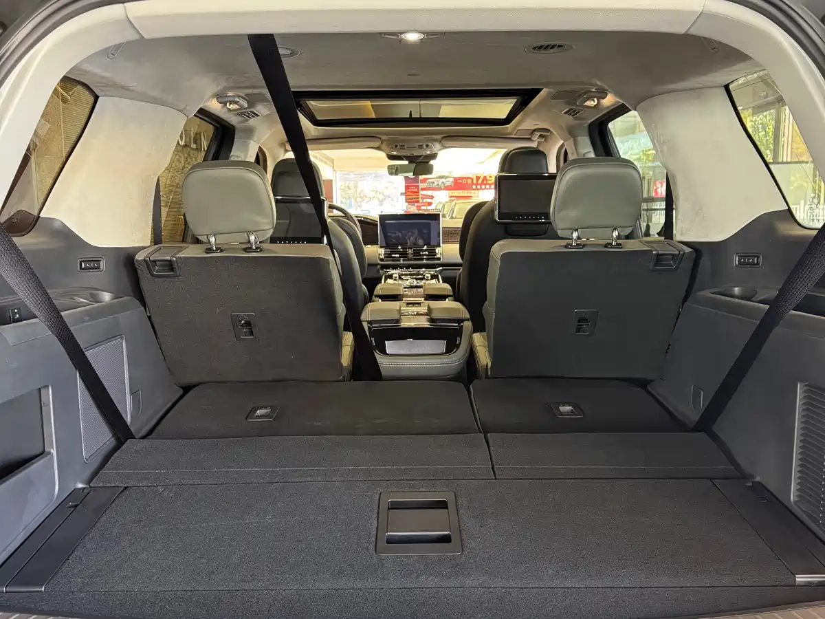 Фото 14 - Lincoln Navigator