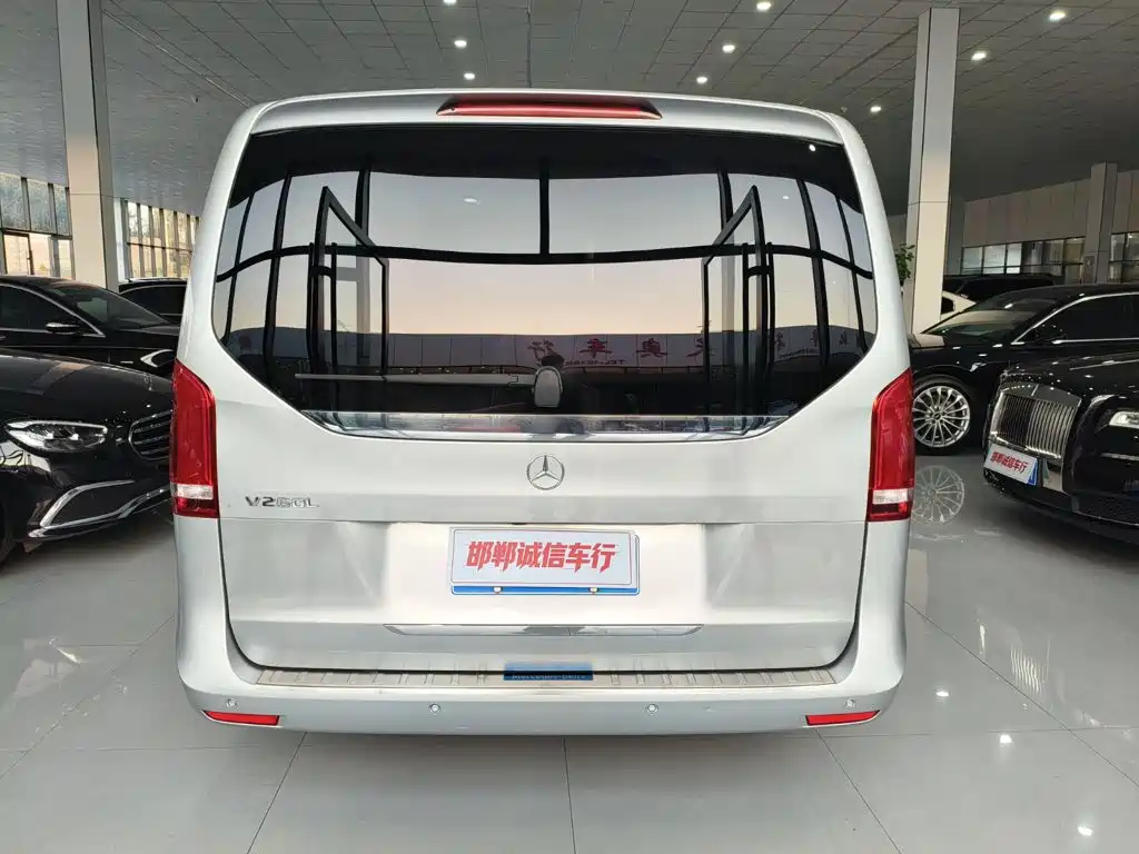Photo 5 - Mercedes-Benz V-Class