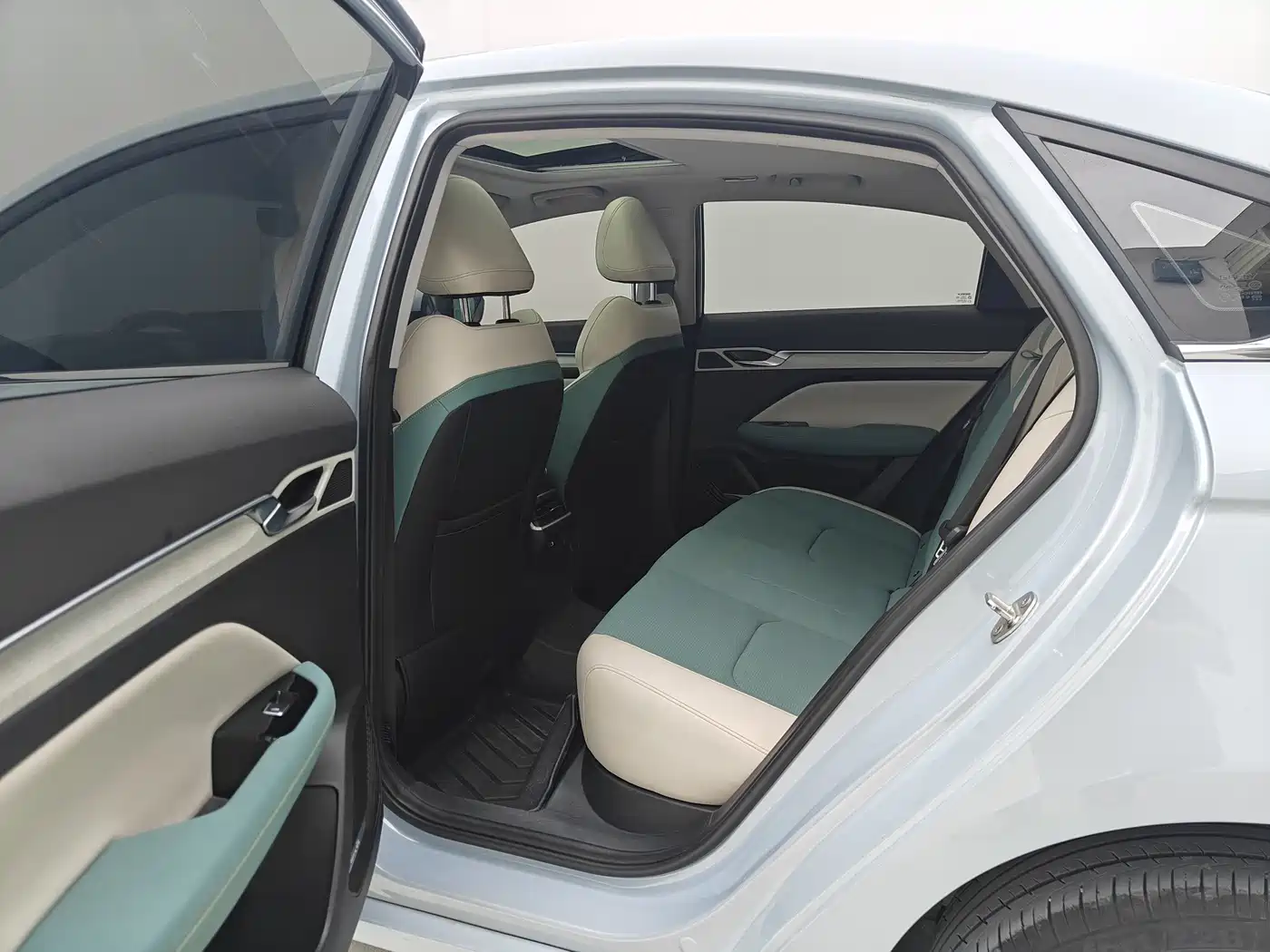 Geely Emgrand L HiP 2022 2022 1.5TD-DHT Pro 100KM Super Swift