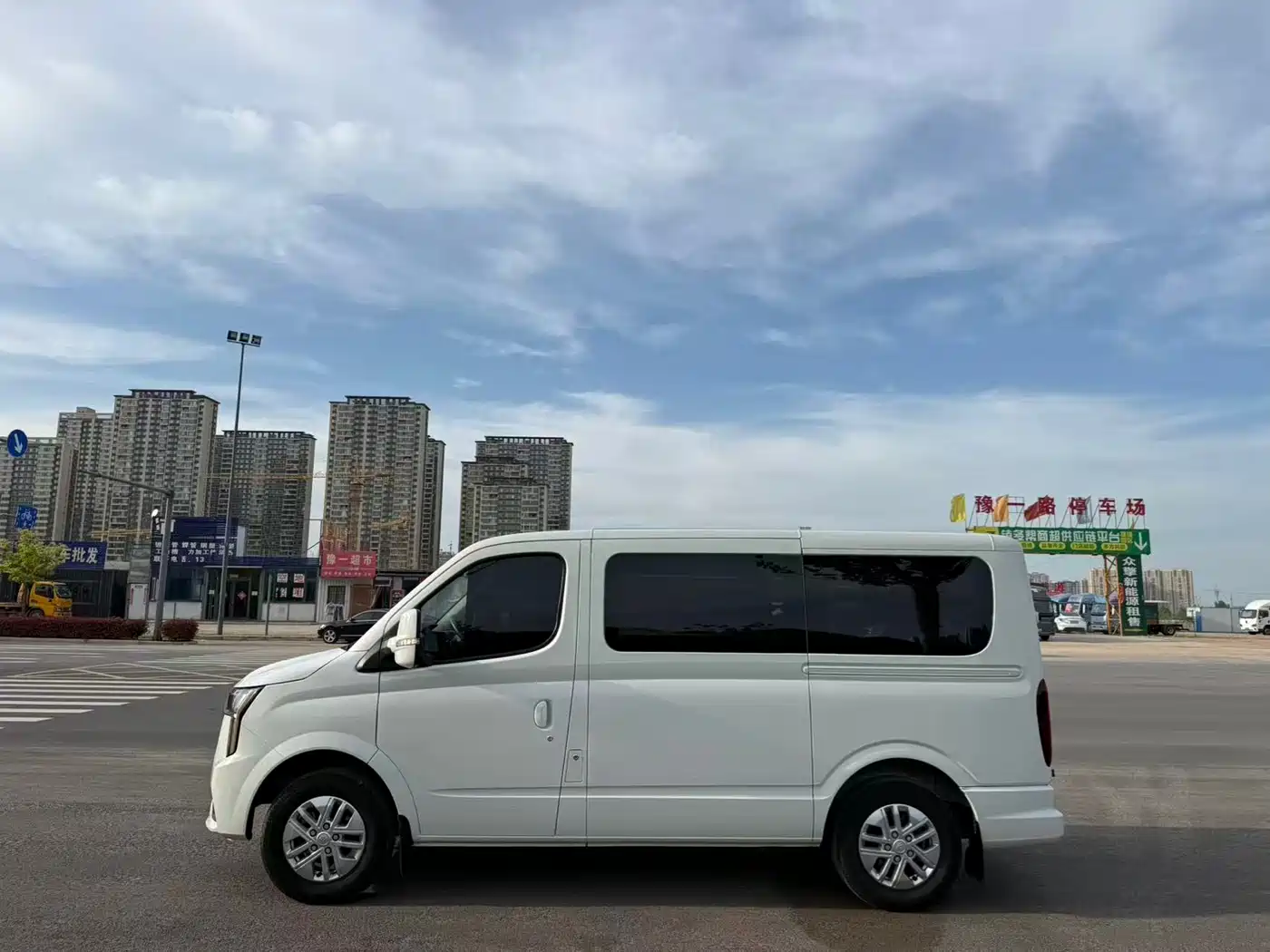 SAIC Maxus Xintu V80 2024 Aoyun 6AMT Short Wheelbase Ultra-low Roof 147Ps 7/8/9-seater фото 4
