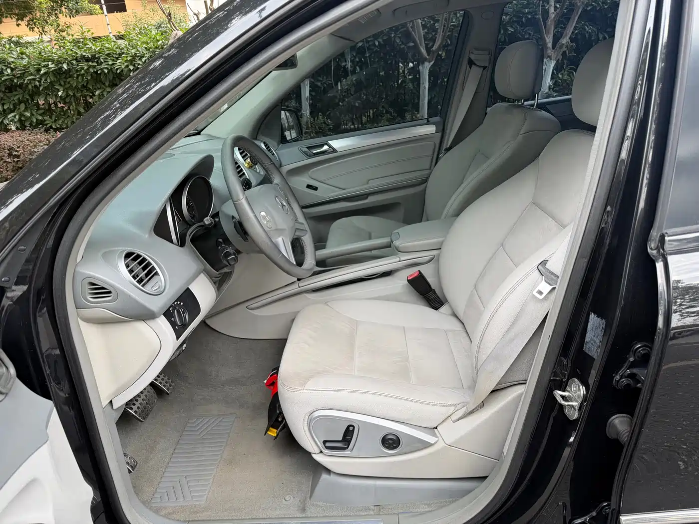 Mercedes-Benz M-Class 2010 ML 300 4MATIC фото 4
