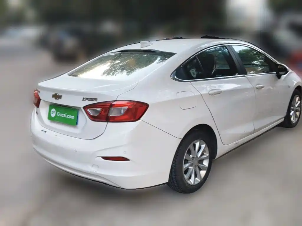 Photo 6 - Chevrolet Cruze
