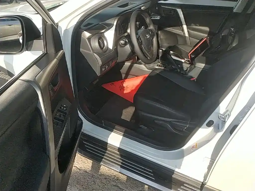 Toyota RAV4 Rongfang 2015 2.0L CVT 2WD Trend Edition фото 16