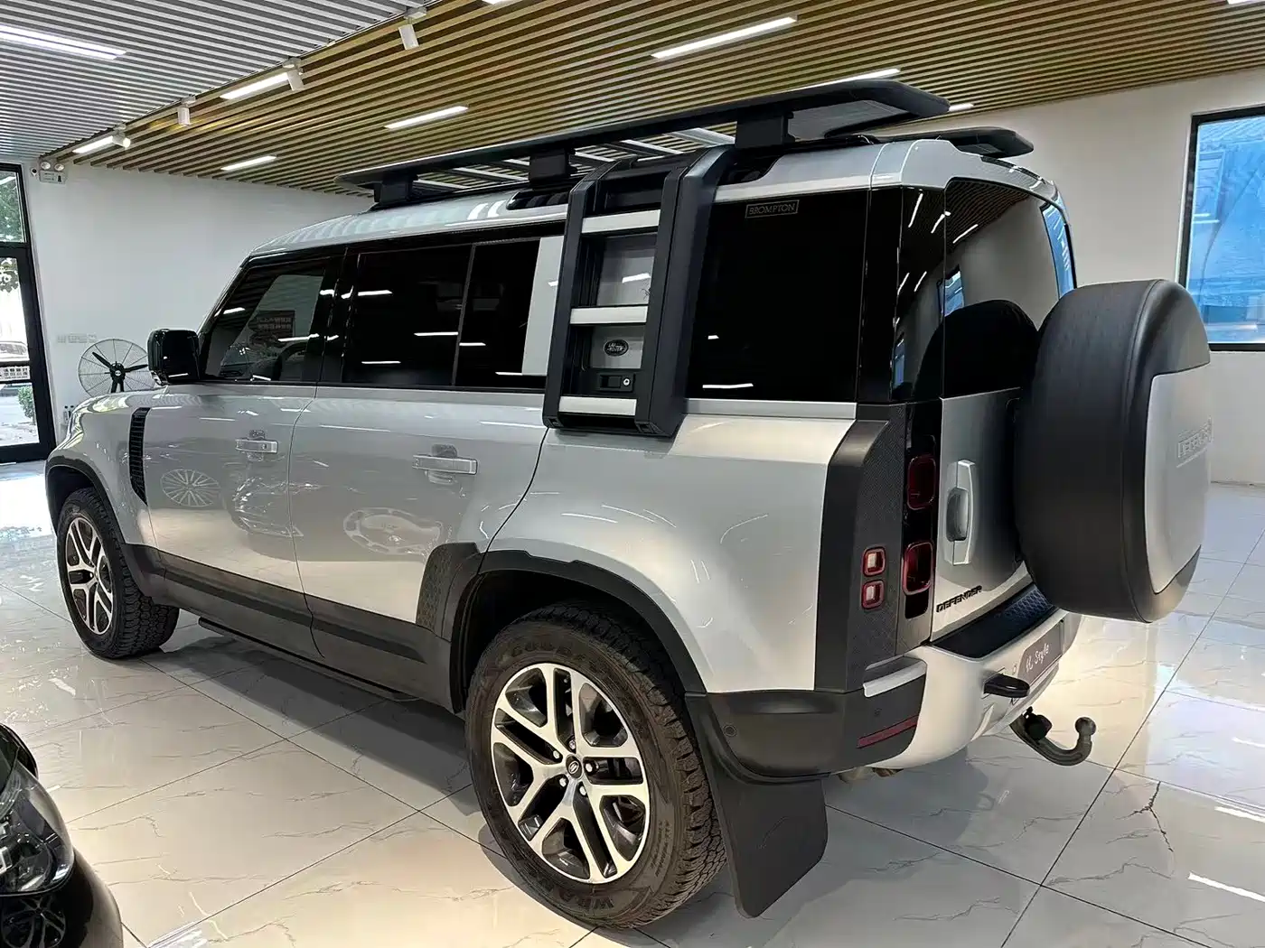 Land Rover Defender 2020 110 P400 Dark Special Edition фото 6