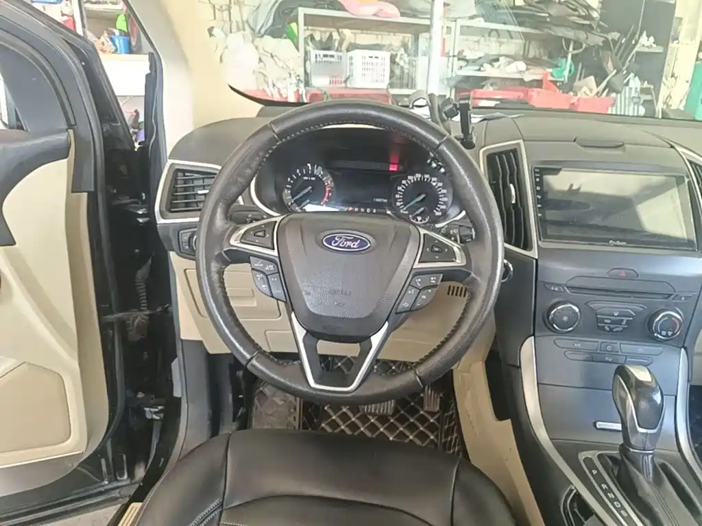 Фото 11 - Ford Edge
