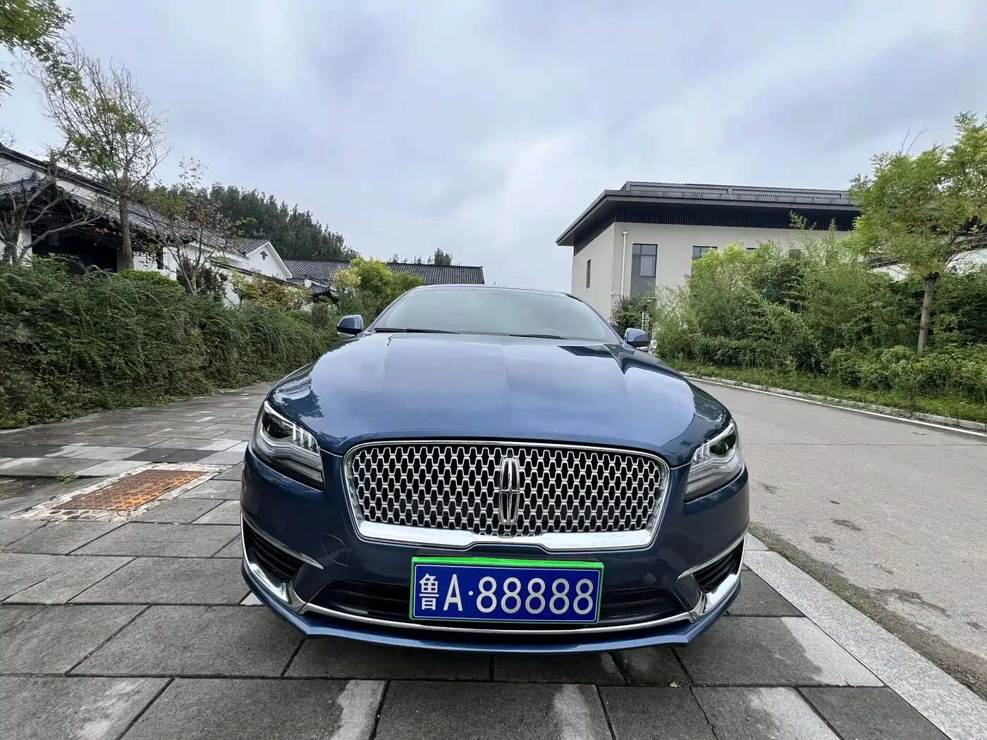 Photo 9 - Lincoln MKZ