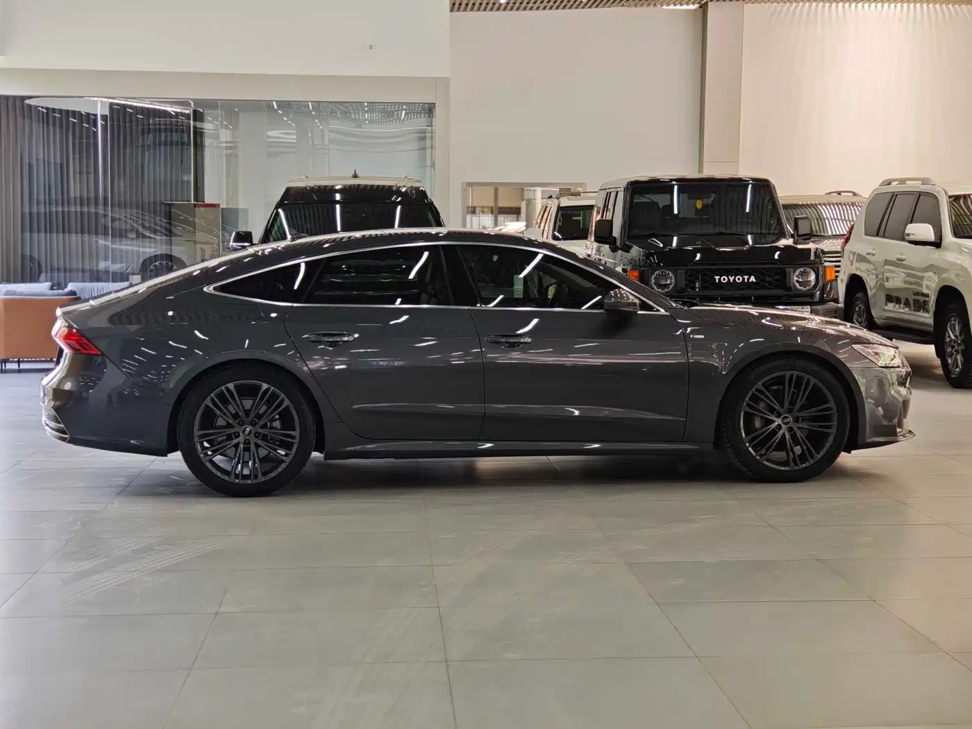 Audi A7 2023 Model 45 TFSI Premium Selection Edition фото 4