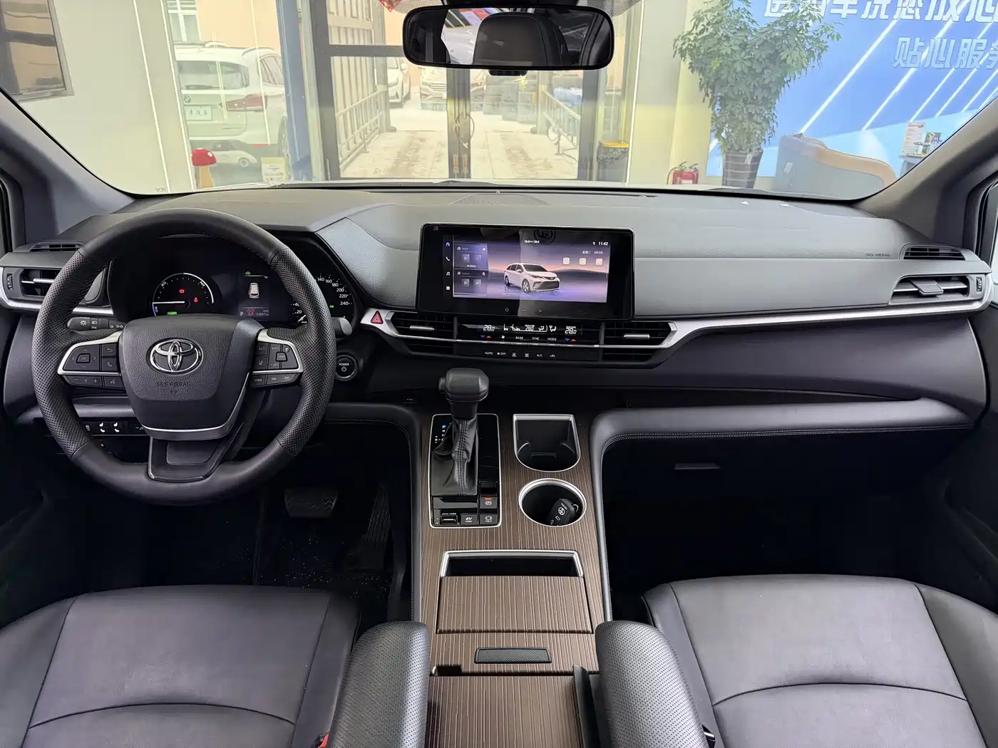 Toyota Granvia 2024 2.5L Hybrid Luxury фото 5