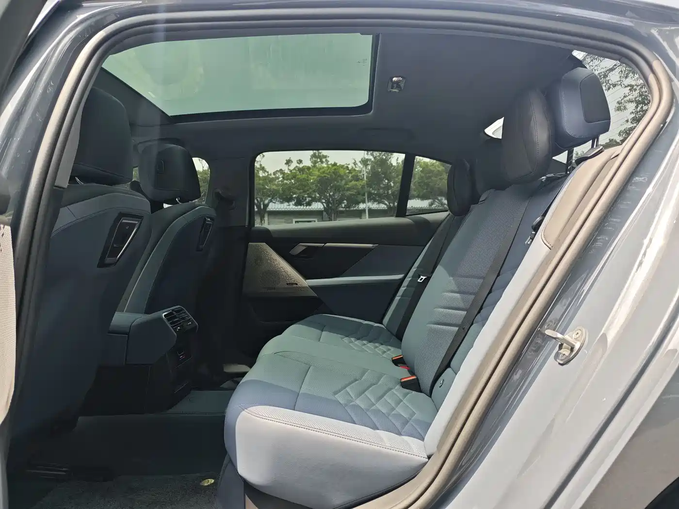 BMW i5 2024 eDrive 35L Premium Model M Sport Package фото 7
