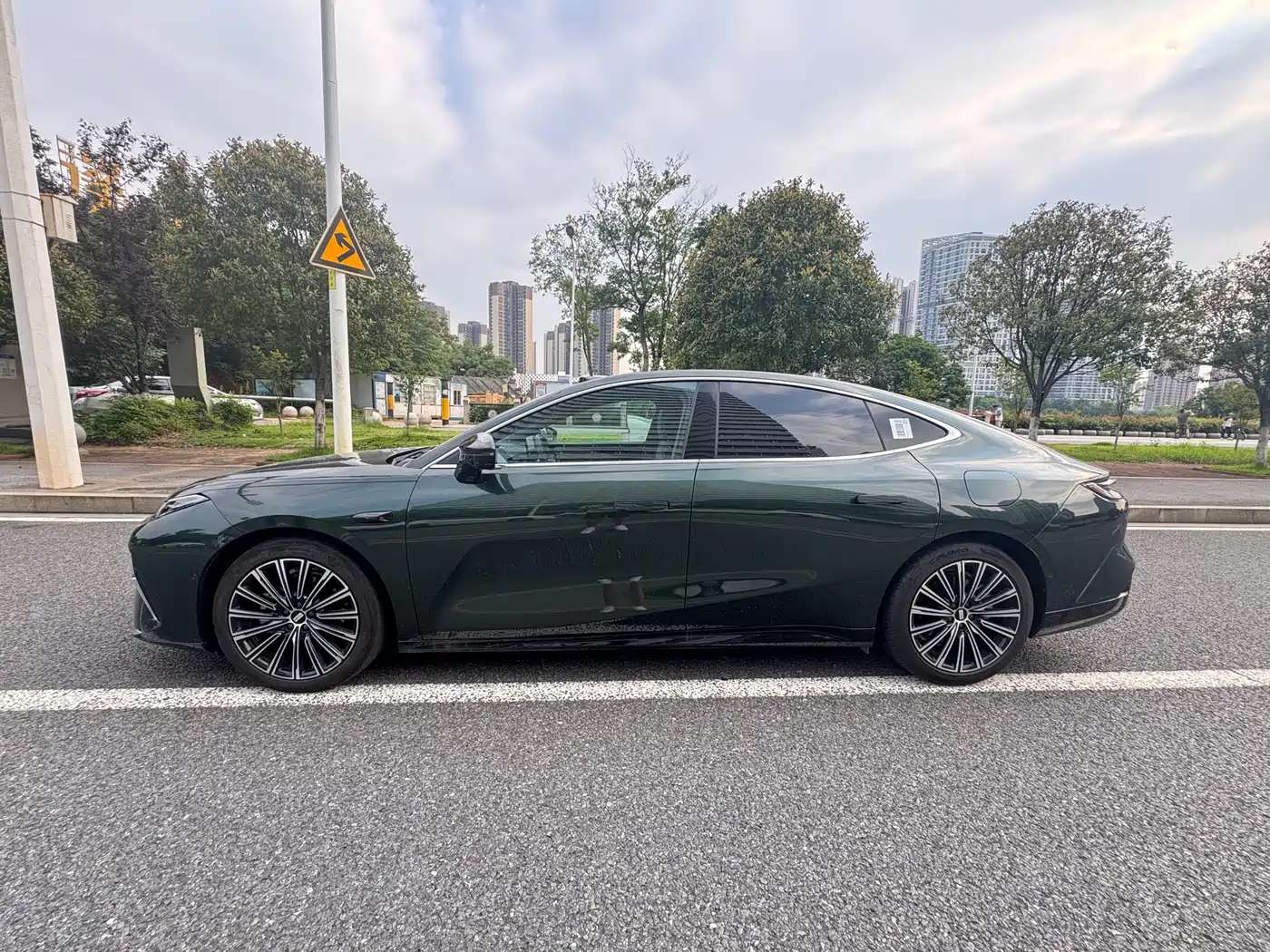 Geely Galaxy Galaxy Xingyao 8 2025 130km EM-i Premium Edition фото 4