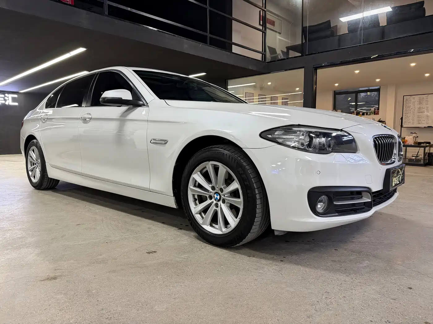 BMW 5 Series 2017 520Li Classic Edition фото 3