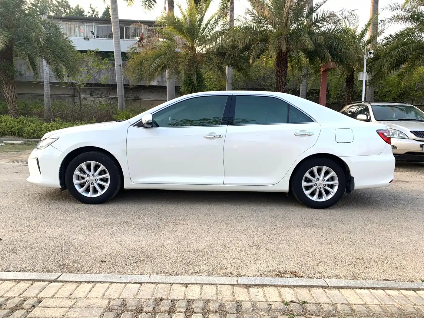 Toyota Camry 2016 2.0G 10th Anniversary Leading Edition фото 3