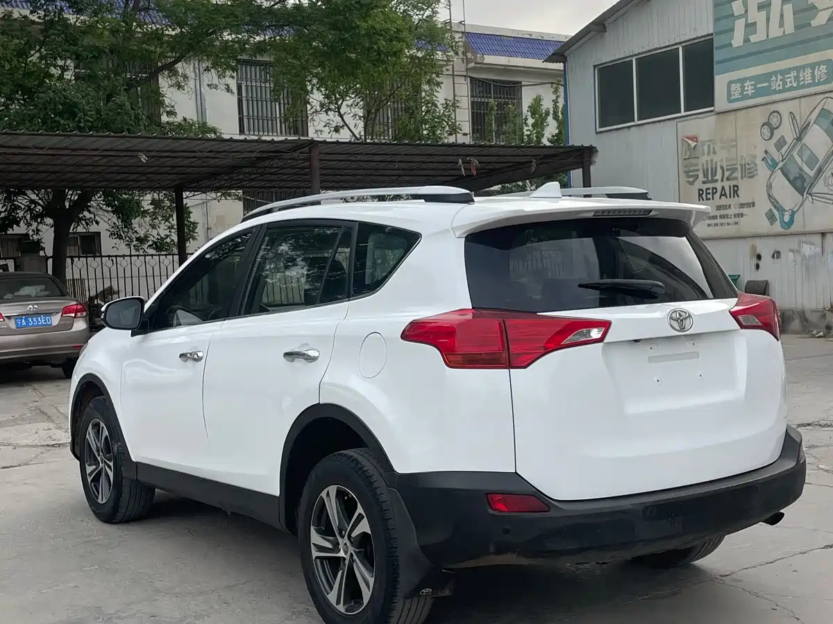 Toyota RAV4 Rongfang 2015 2.0L CVT 4WD Pioneer Edition фото 9