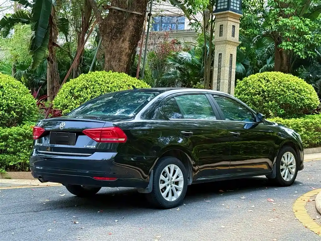 Volkswagen Lavida 2015 1.6L Automatic Comfort Edition фото 6