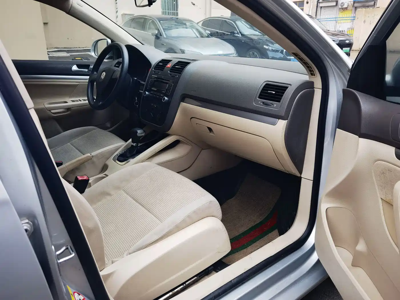Volkswagen Sagitar 2009 1.6L Automatic Comfort фото 3