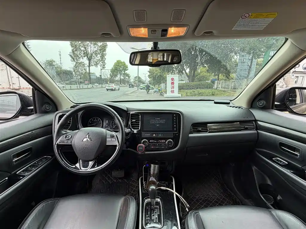 Mitsubishi Outlander 2020 2.0L 2WD Premium 7-seater фото 7