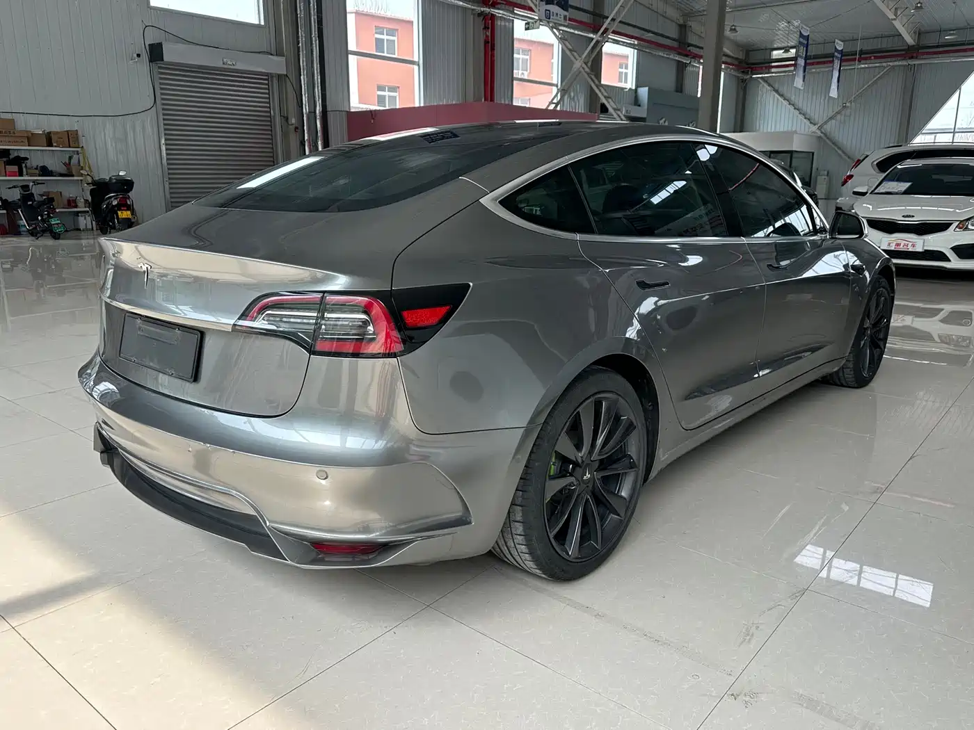 TESLA MODEL 3