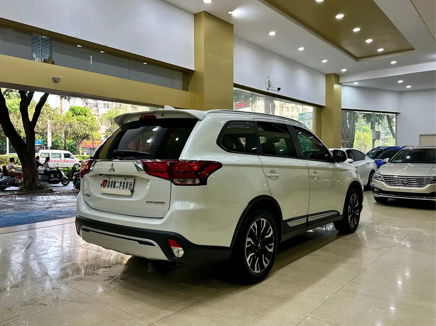 MITSUBISHI OUTLANDER