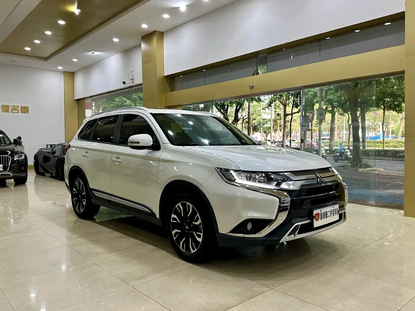 MITSUBISHI OUTLANDER