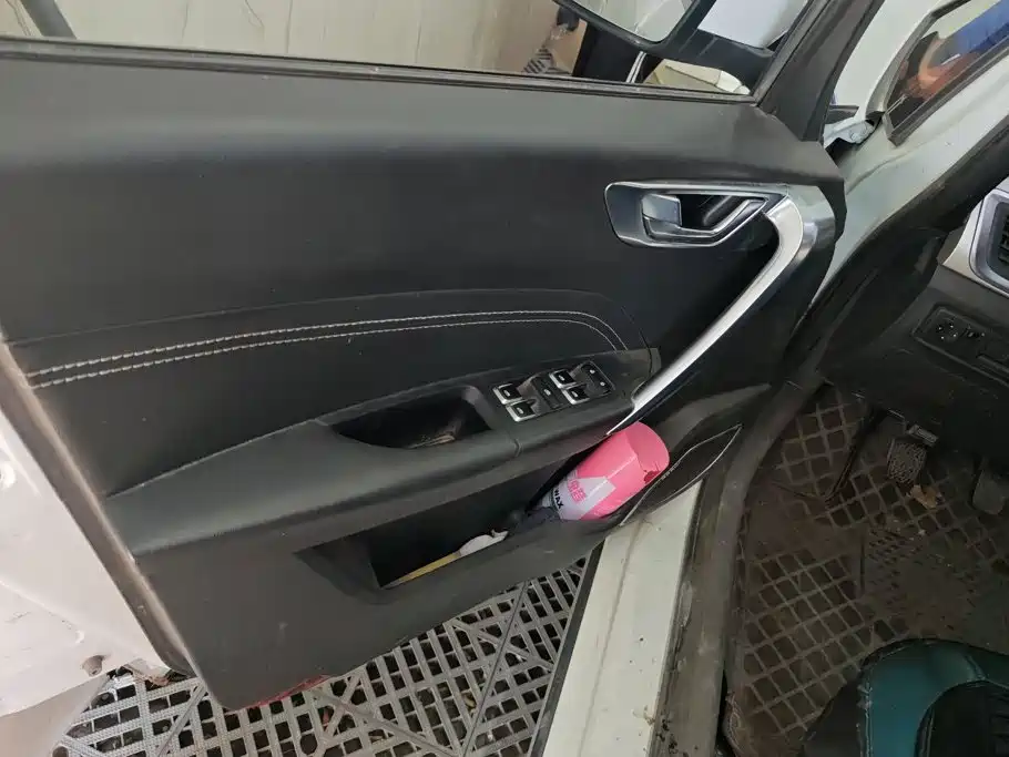 Фото 7 - Geely Vision X3