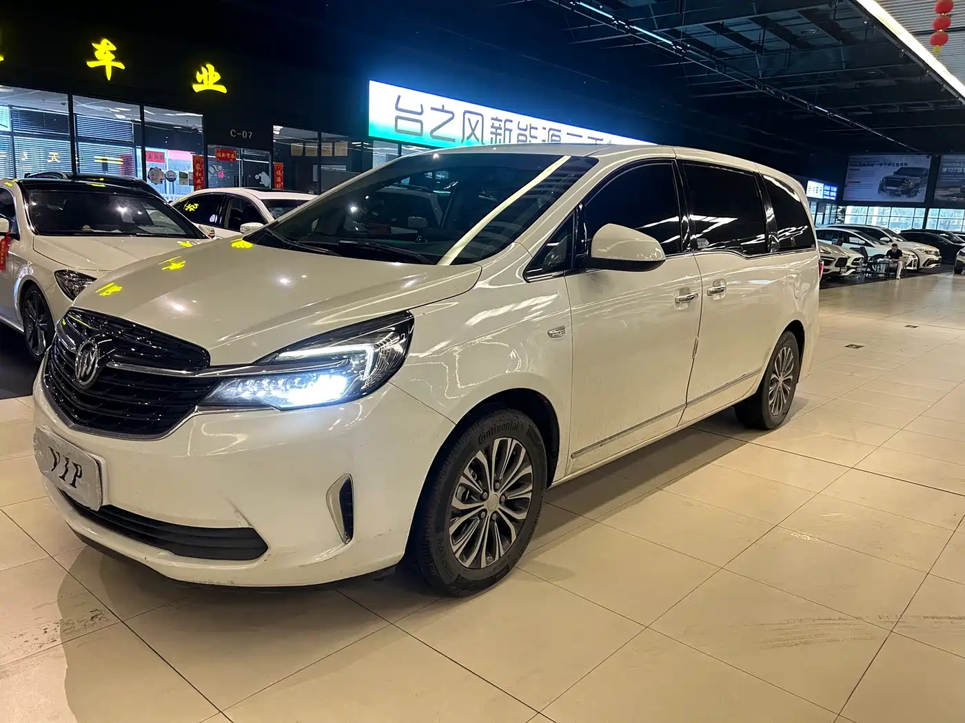 Buick GL8 2021 Land Business Class 652T Luxury фото 3