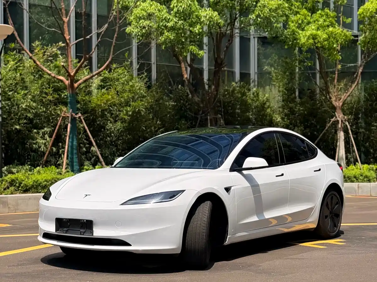 TESLA MODEL 3