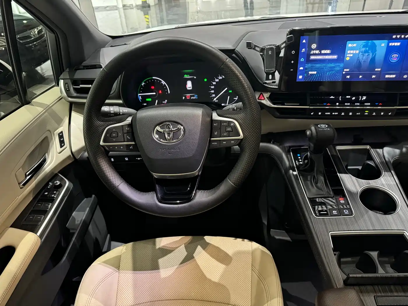 Toyota Granvia 2023 2.5L Hybrid VIP Edition фото 10