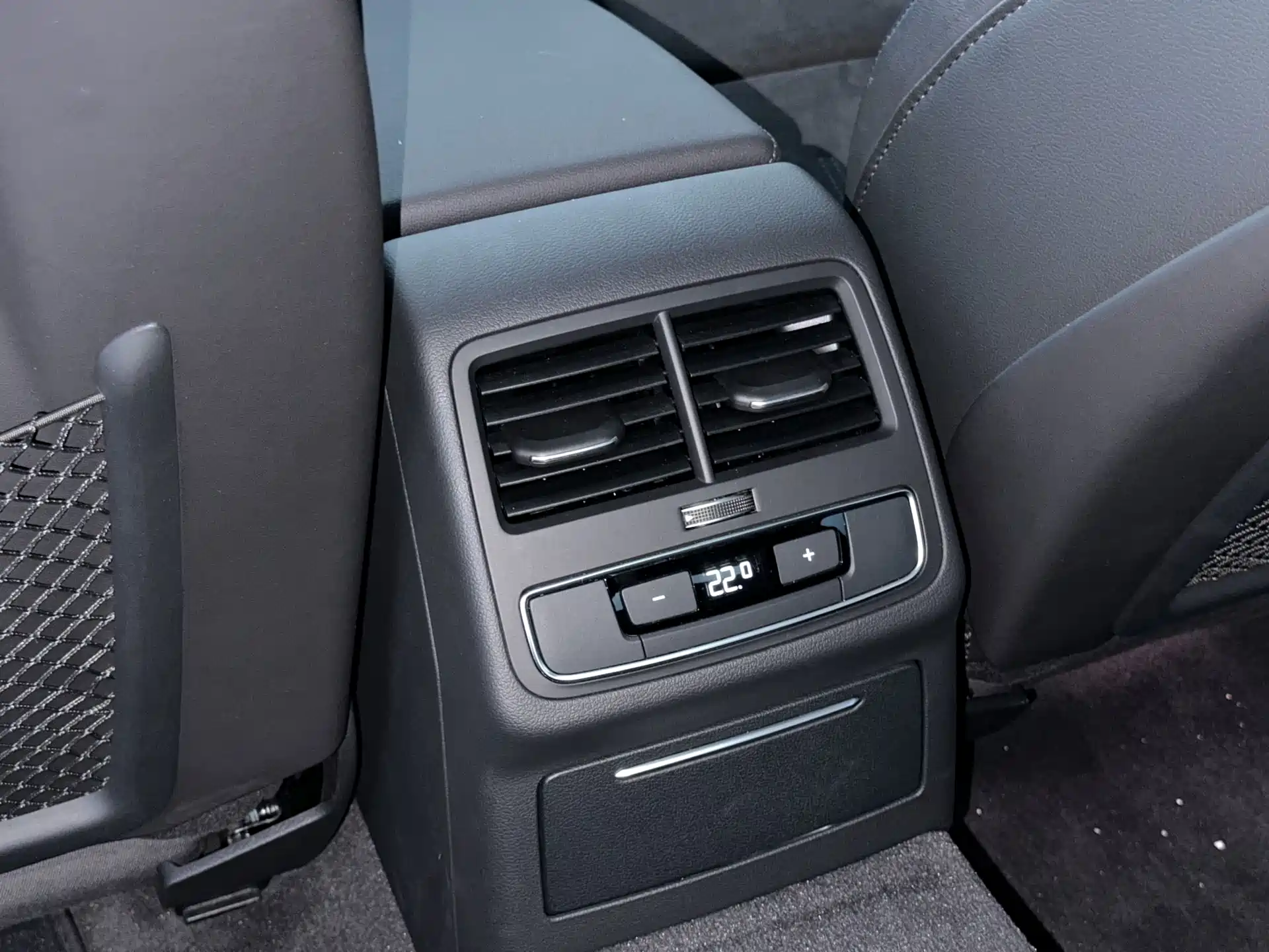 Фото 15 - Audi A4L
