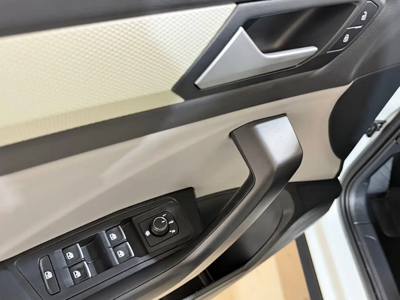 VOLKSWAGEN T ROC EXPLORING SONGS