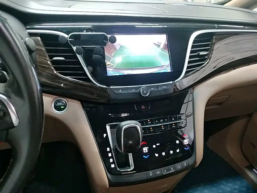 Photo 13 - Buick GL8