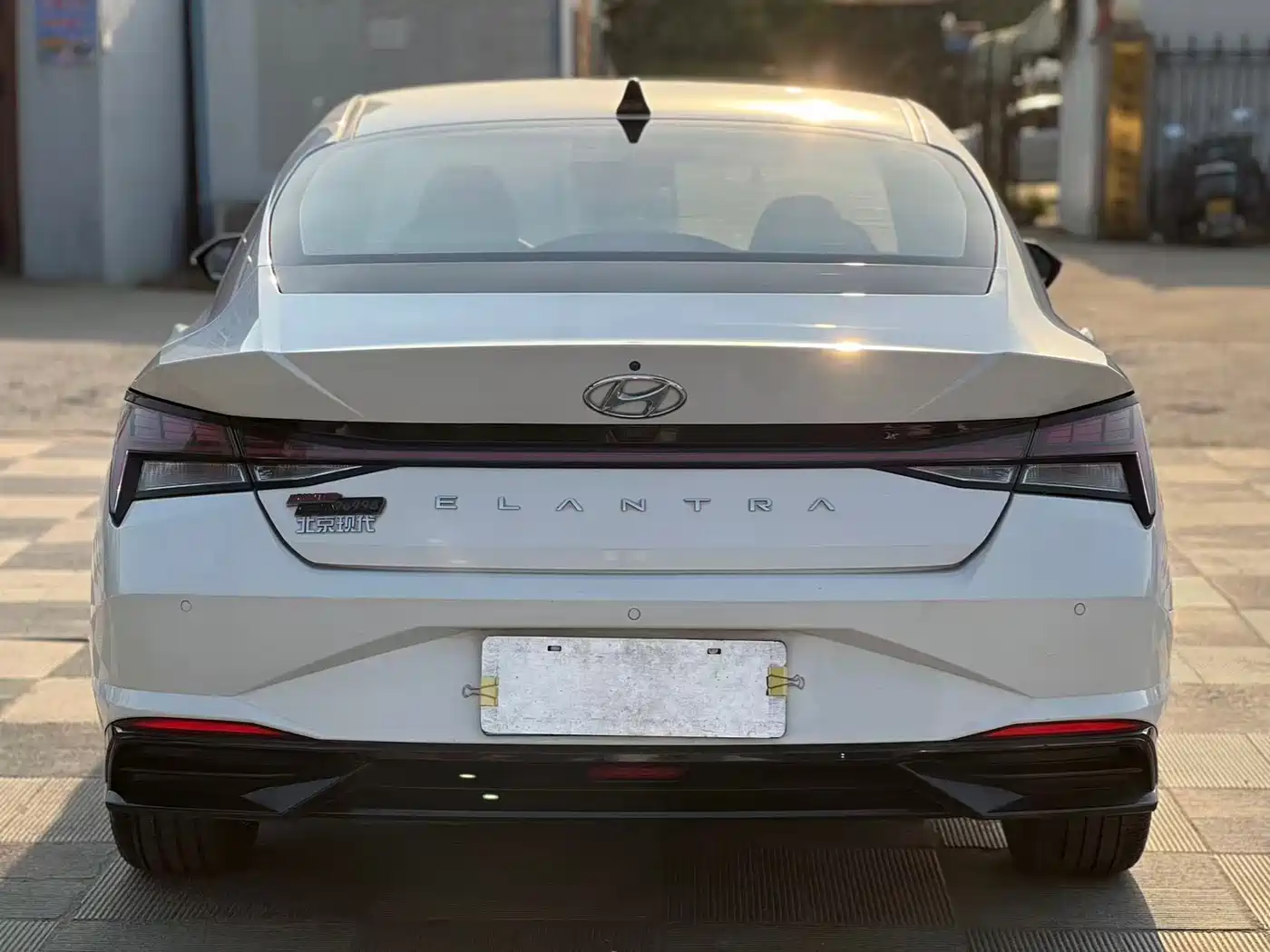 Hyundai Elantra 2021 1.5L CVT LUX Premium Edition фото 9