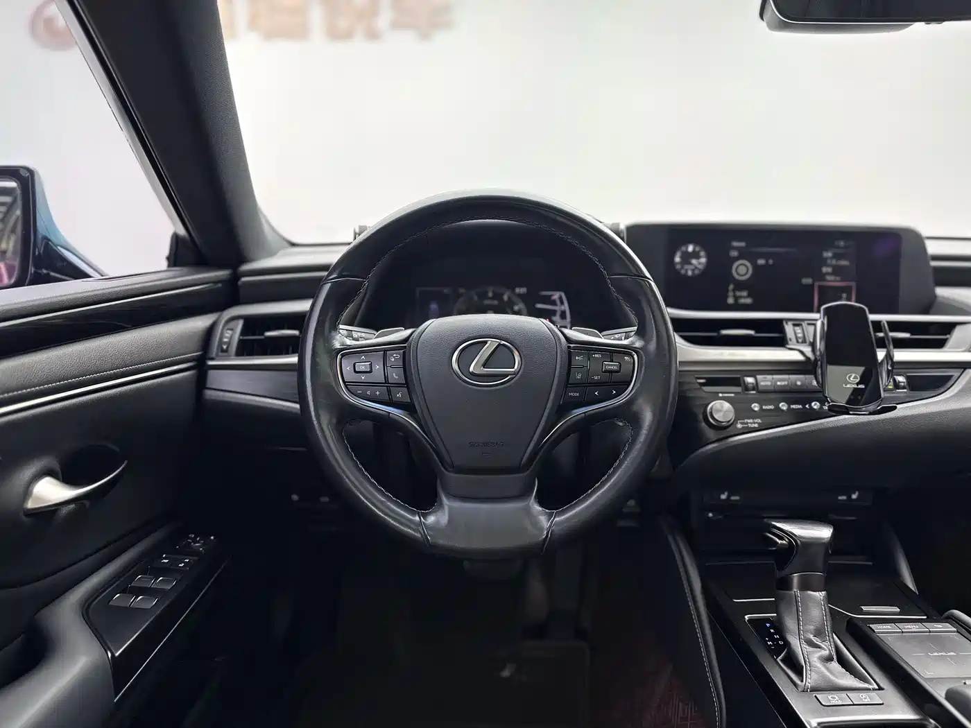 Lexus ES 2020 200 Excellence фото 7