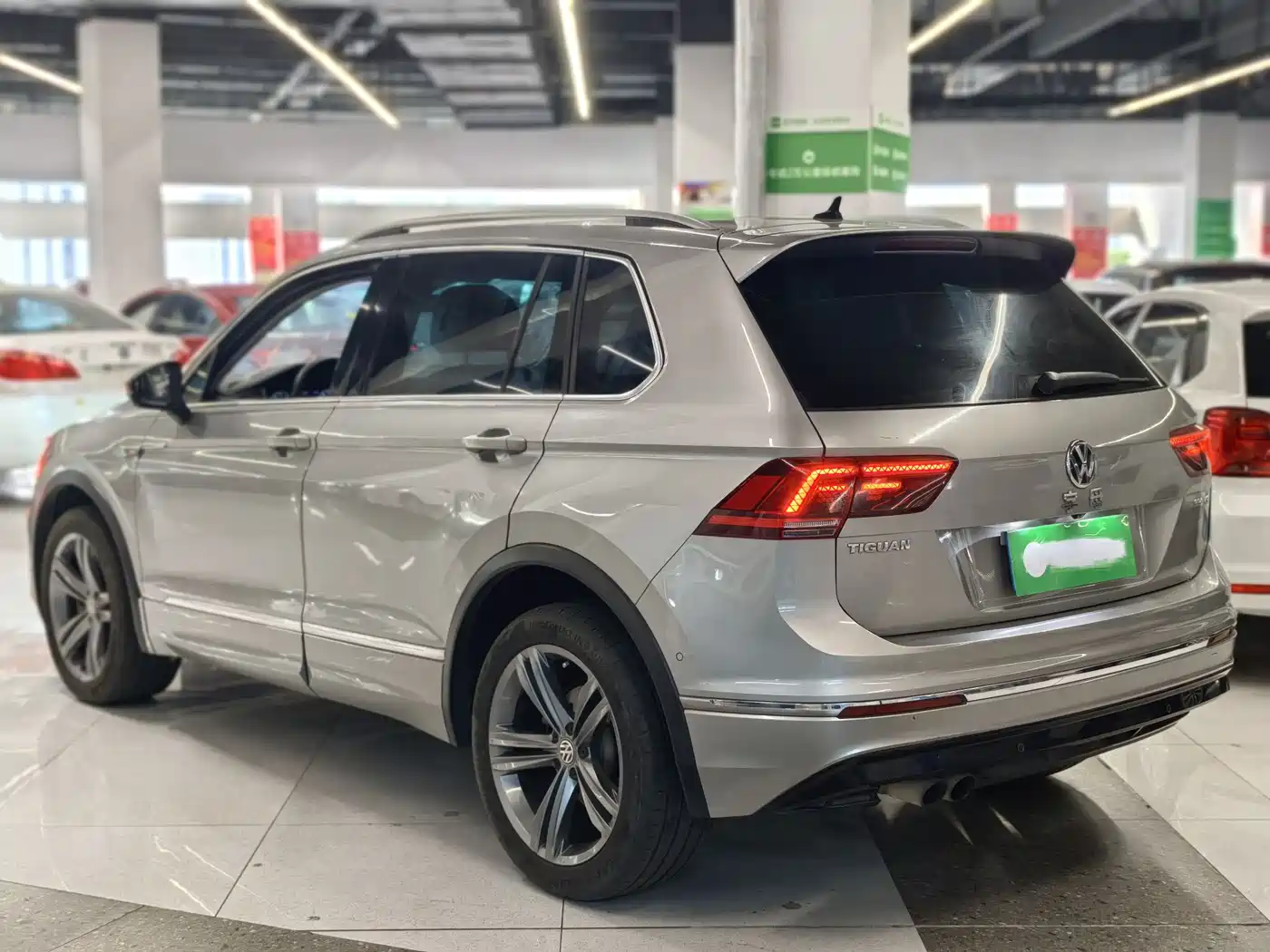 VOLKSWAGEN TIGUAN