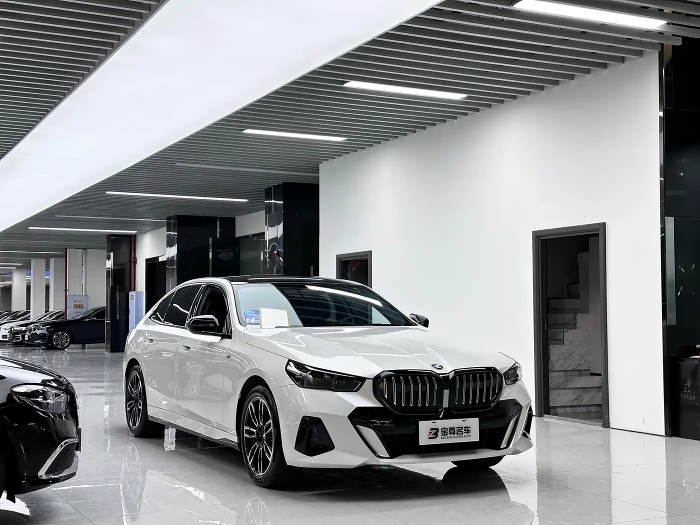 BMW 5 Series 2024 530Li Leading M Sport Package фото 3