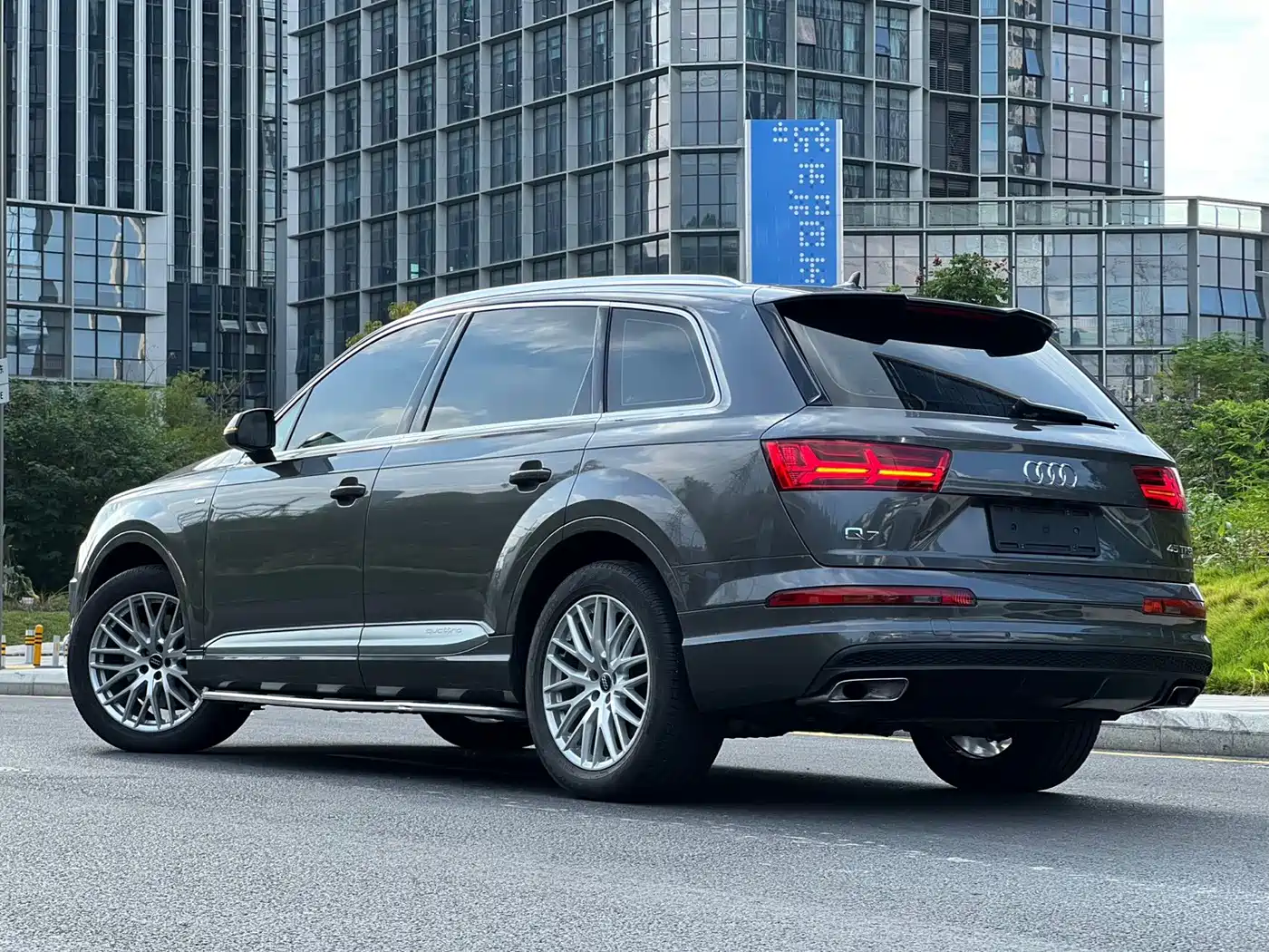 Фото 23 - Audi Q7