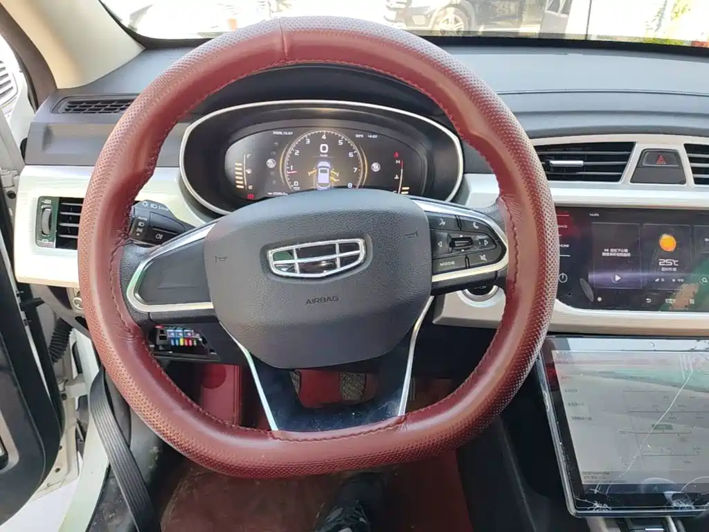 Photo 11 - Geely Atlas