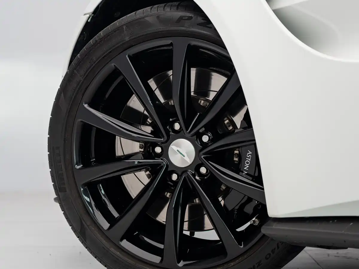 ASTON MARTIN V8 VANTAGE