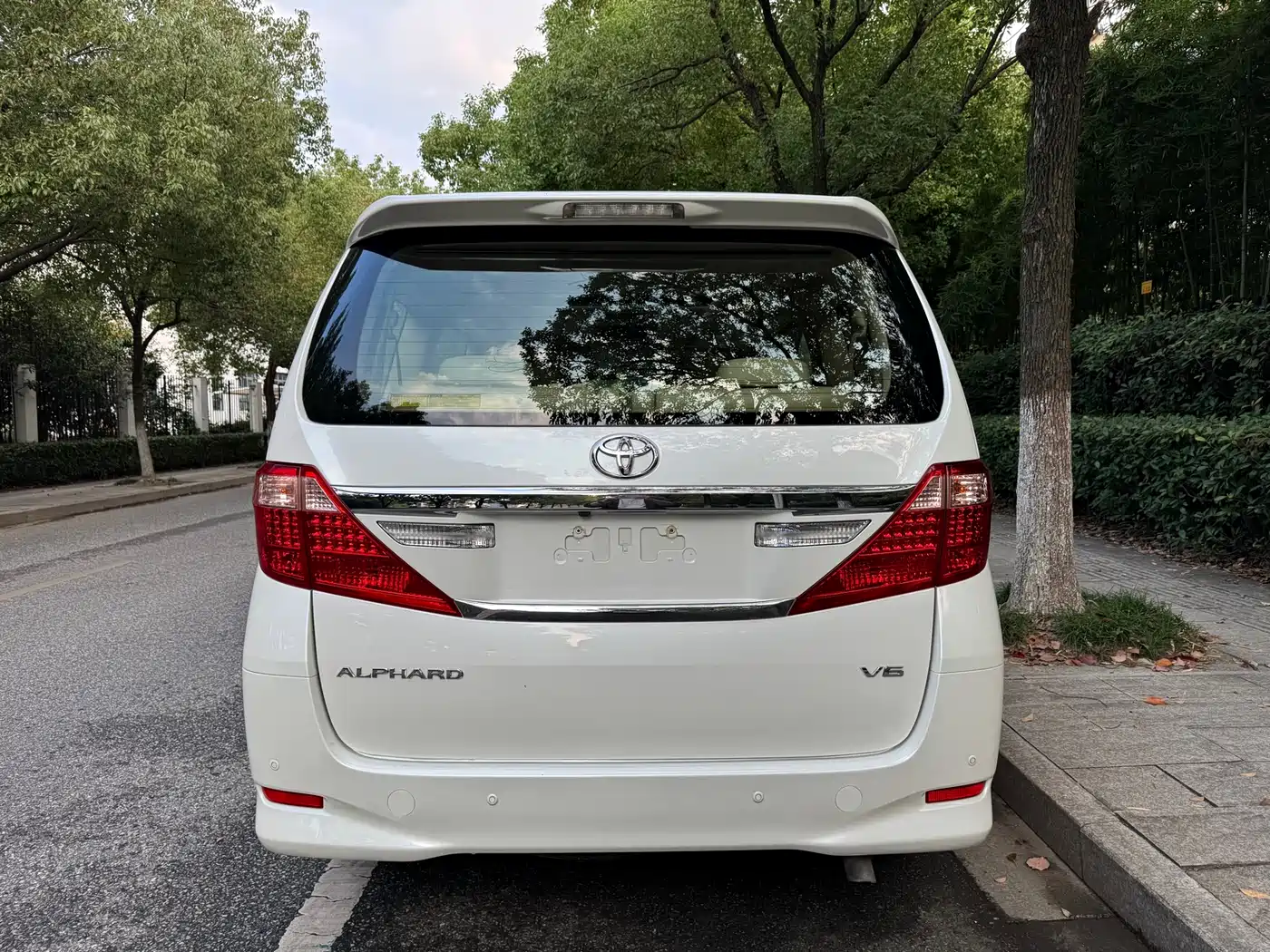 Toyota Alphard фото 5