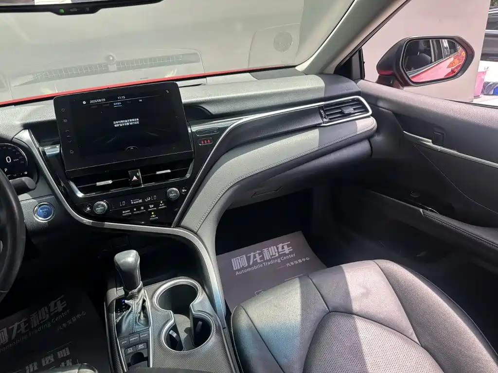 Фото 8 - Toyota Camry