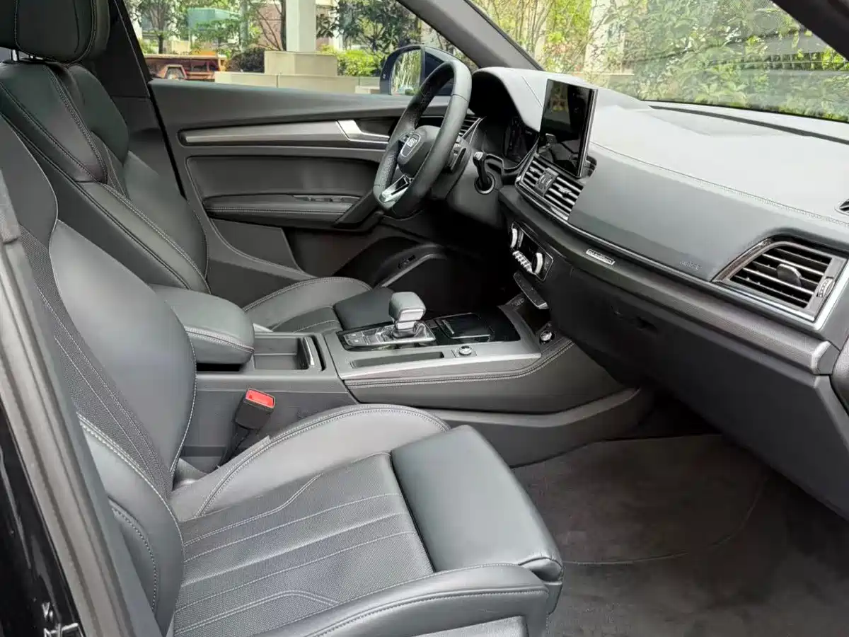 Audi Q5L 2024 Model 40 TFSI Luxury Dynamic фото 6
