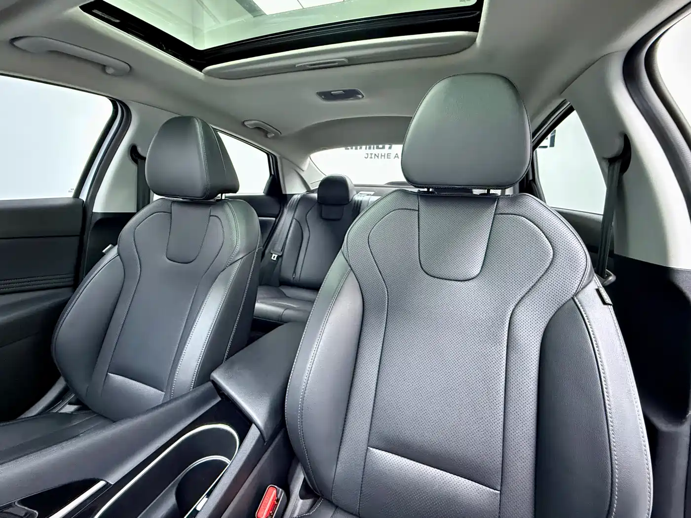 Hyundai Elantra 2022 1.5L CVT LUX Premium Edition фото 13
