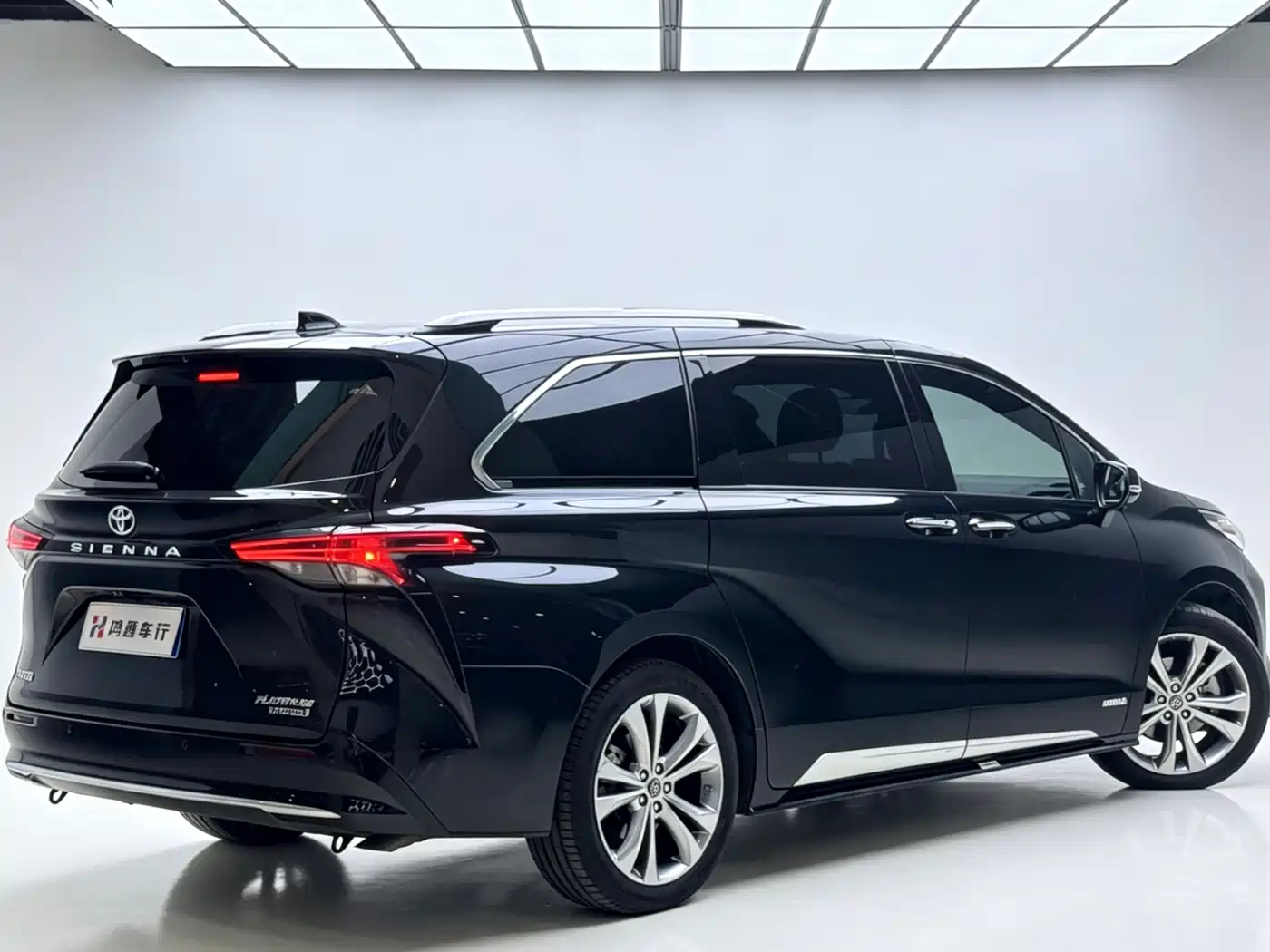 Toyota Sienna 2023 2.5L Hybrid Platinum Edition фото 4
