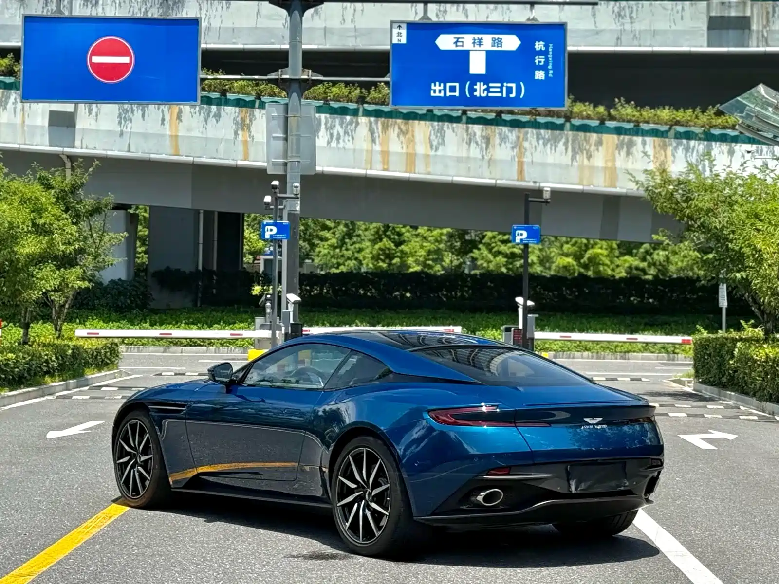 Фото 9 - Aston Martin DB11