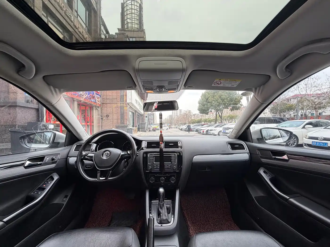 Volkswagen Sagitar 2015 1.6L Automatic Comfort фото 9